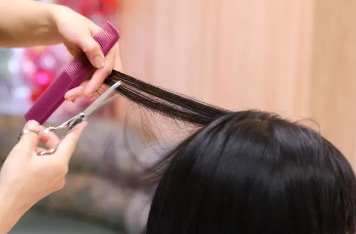 プロの美容師さんが園に来てくれます！子どもたちにとっても、ちょっと特別でたのしい時間です。