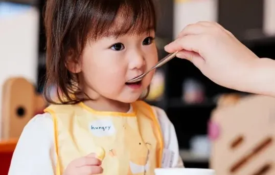 安全で栄養バランスのとれた食事を提供するのはもちろん、まず第一に「おいしいね」「たのしいね」と感じられる給食を目指します。