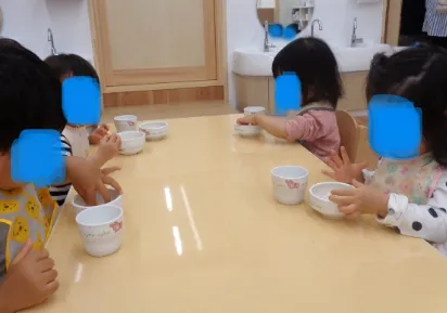 おやつを楽しく食べています！