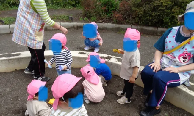 近隣公園で砂場遊びをしています！